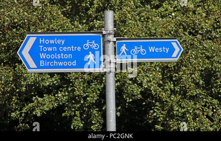 Warrington Bereich cycle Route blaue Schild, Latchford, in der Nähe von Fluss Mersey, Cheshire, North West England, Großbritannien Stockfoto