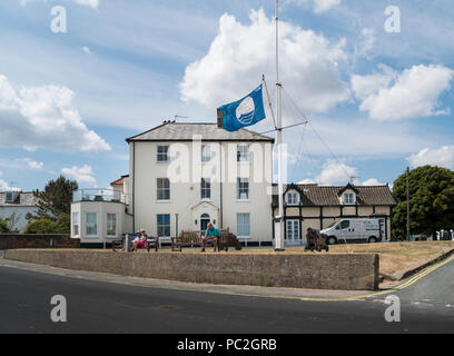 Fahnenmast und Kanonen auf St. James Grün, Southwold, Suffolk Stockfoto