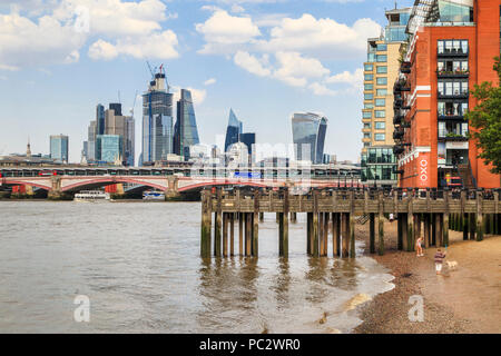 Panoramablick von Oxo Tower Wharf und Holzsteg, Blackfriars Bridge und ikonische Stadt London Wolkenkratzer der Skyline über die Themse. Stockfoto