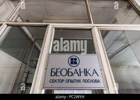 Belgrad, SERBIEN - Juli 19, 2018: Beobanka Logo auf ihren ehemaligen Hauptsitz in Belgrad. Beobanka war eine jugoslawische Bank, die 2002 in Konkurs ging, und ich Stockfoto