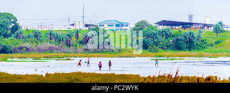 Blick auf den Pitch Lake, dem größten natürlichen Ablagerung von Asphalt in der Welt, La Brea, Trinidad und Tobago. Stockfoto