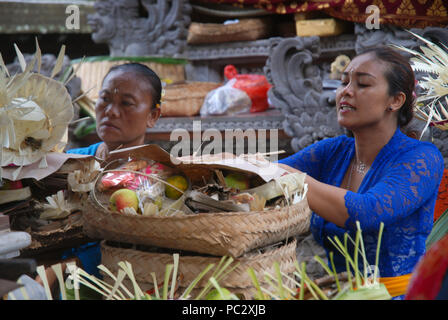 Frauen Vorbereitung Angebote im Pura Dalem, Hindu Tempel in Ubud, Bali. Indonesien. Stockfoto