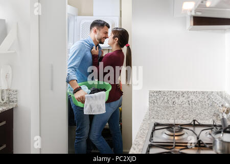 Mann und Frau tun Chores Waschen Stockfoto