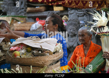 Frauen Vorbereitung Angebote im Pura Dalem, Hindu Tempel in Ubud, Bali. Indonesien. Stockfoto