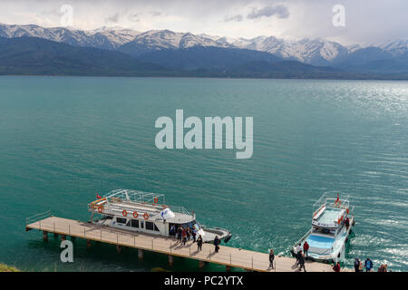 Van, Türkei - 10 April, 2018: Boote am Pier der Insel Akdamar in Van See Stockfoto