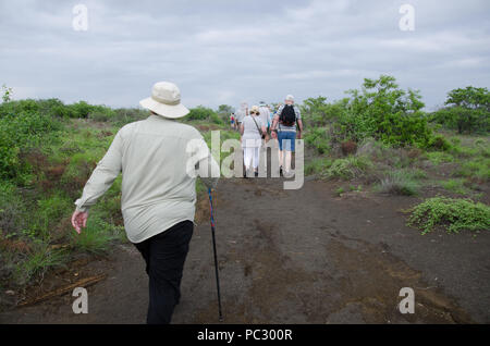 Reifen alter Reisende entlang wandern. Wanderer auf dem Weg an bewölkten Tag. Eco Tourismus Galapagos, Ecuador. Auf der Suche nach Blue footed boobies. Stockfoto