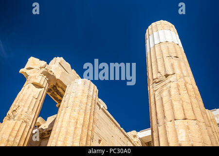 Auf der Suche nach einer Spalten der Propyläen Gateways in der Akropolis von Athen, Griechenland. Stockfoto
