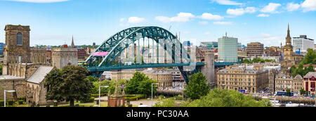 Eine Ansicht der Gateshead Millennium Bridge über den Fluss Tyne von Newcastle nach Tyne Bridge suchen. Stockfoto