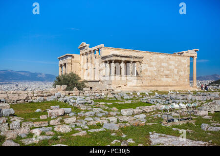 Erechtheion und Tempel der Athene auf der Akropolis in Griechenland. Karyatiden am Erechtheion der Parthenon. Stockfoto