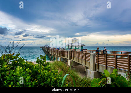 Juno Beach Pier vor einem drohenden Sturm Stockfoto