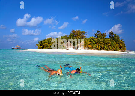 Schnorchler der Insel Bathala, Malediven | Schnorchler vor der Insel Bathala Malediven Stockfoto