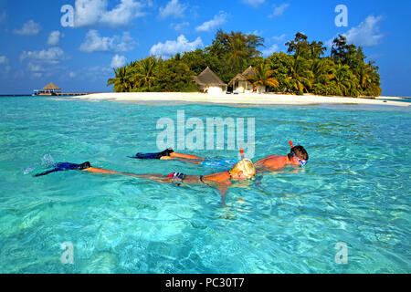 Schnorchler der Insel Bathala, Malediven | Schnorchler vor der Insel Bathala Malediven Stockfoto