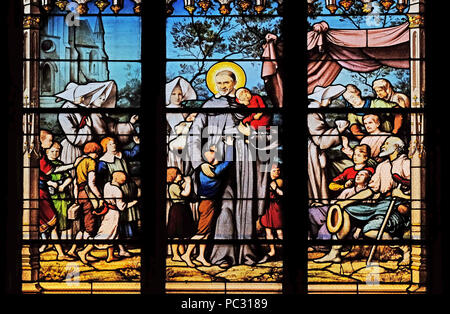 Saint Vincent de Paul Versammlung mit den Töchtern der Nächstenliebe verlassene Kinder, Kirchenfenster in St. Severin Kirche in Paris, Frankreich Stockfoto