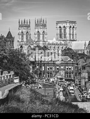 York Minster von der Stadtmauer zu sehen. York, North Yorkshire, England, Vereinigtes Königreich. Stockfoto