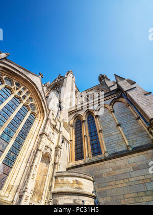 Südfassade von Truro Cathedral, die Kathedrale der Heiligen Jungfrau Maria, Cornwall, Großbritannien, wurde zwischen 1880 und 1910 gebaut. Stockfoto