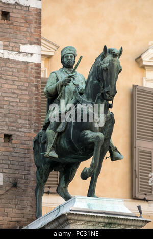 Statue von Marchese Niccolò III. d'Este im Palazzo Municipale/Rathaus/am Corso Martiri Della Liberta in Ferrara (Emilia-Romagna), Norditalien Stockfoto