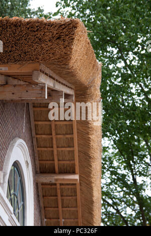 Neues Dach aus Stroh und Holz Stockfoto