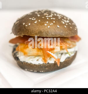 Sandwich Scheiben von rohem Thunfisch und Käse Stockfoto
