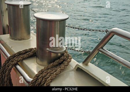 Seil befestigt an einem Poller auf einer Fähre auf dem Bodensee, Deutschland Stockfoto