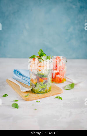 Lecker Salat mit Garnelen serviert im Glas auf dem Tisch. Bereit zu essen. Detox sauber Essen Konzept Stockfoto