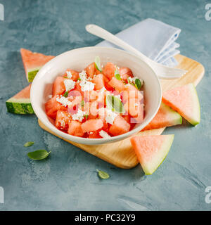 Frische leckere Sommer Salat mit Wassermelone und Feta Käse würfeln, Basilikum in der Schüssel. Serviert und bereit zu essen. Reinigen Detox Weight Loss Konzept Stockfoto