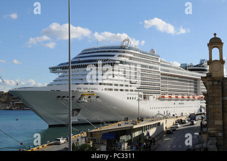 Die Cruise Shop MSC Splendida ancering in den Hafen von Valletta, die Hauptstadt Maltas. Stockfoto