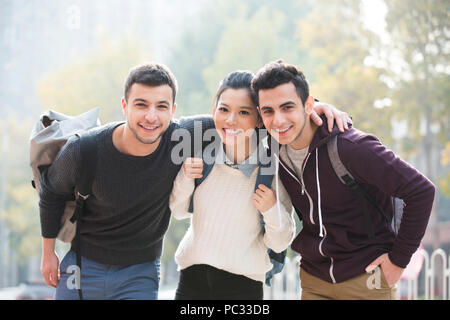 Gut gelaunt im Ausland Studenten auf dem Campus Stockfoto