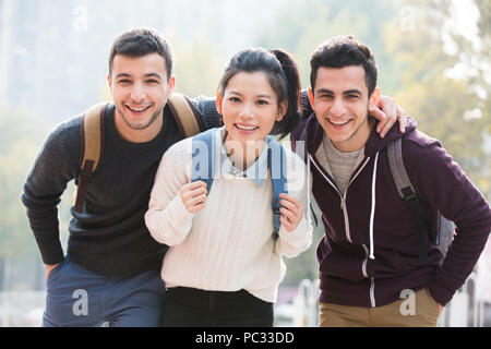 Gut gelaunt im Ausland Studenten auf dem Campus Stockfoto