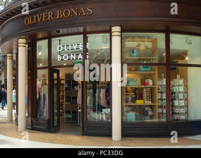 Außen- und Eingang zum Oliver Bonas Mode und Haushaltswaren Shop in der bahnhofshalle Hauptbahnhof Glasgow, Schottland. Stockfoto