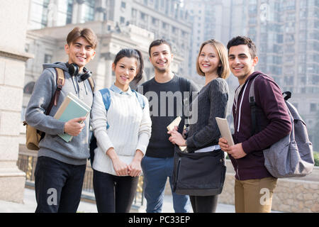 Gut gelaunt im Ausland Studenten auf dem Campus Stockfoto