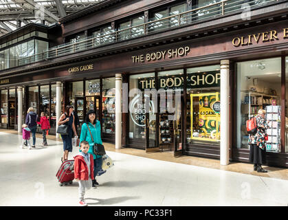 Passagiere zu Fuß durch die bahnhofshalle Hauptbahnhof Glasgow letzten Einzelhandelsgeschäfte wie The Body Shop, Karten in Hülle und Fülle, Oliver Bonas und Pret a Mange Stockfoto