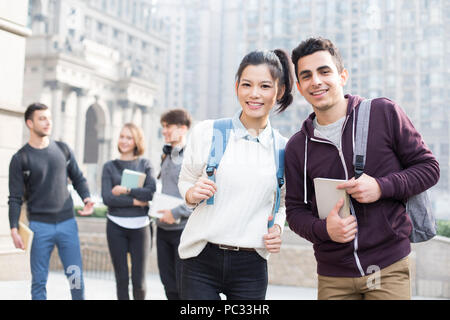 Gut gelaunt im Ausland Studenten auf dem Campus Stockfoto