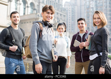 Gut gelaunt im Ausland Studenten auf dem Campus Stockfoto