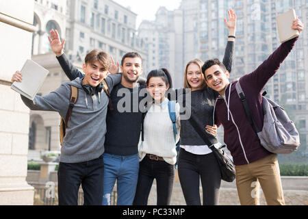 Gut gelaunt im Ausland Studenten auf dem Campus Stockfoto