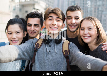 Gut gelaunt im Ausland Studenten auf dem Campus Stockfoto