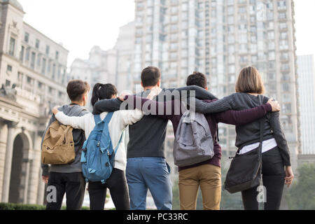Ansicht der Rückseite des im Ausland Studenten auf dem Campus Stockfoto