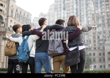 Ansicht der Rückseite des im Ausland Studenten auf dem Campus Stockfoto