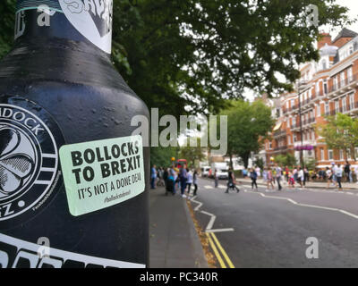 Anti-BREXIT Aufkleber auf einem Laternenpfahl in der Nähe von Abbey Road Studios und der berühmten Zebrastreifen, London NW 8. Stockfoto