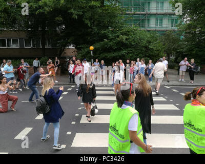 Massen von Touristen posieren für Fotos auf der Zebrastreifen auf der Abbey Road, London, NW8, Juli 2018. Die Beatles Album wird 50 Am 26. September, 2019. Stockfoto