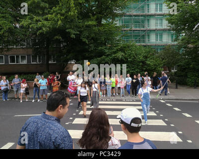 Massen von Touristen posieren für Fotos auf der Zebrastreifen auf der Abbey Road, London, NW8, Juli 2018. Die Beatles Album wird 50 Am 26. September, 2019. Stockfoto