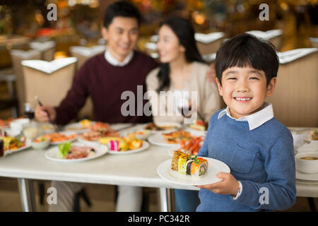 Fröhlicher junger chinesische Familie in Buffet Dinner Stockfoto