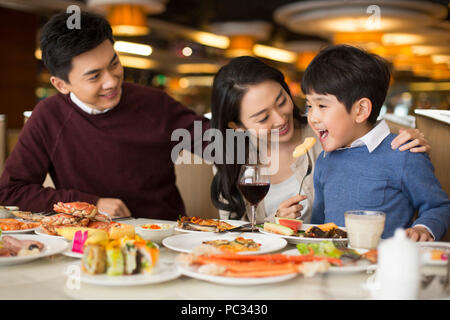 Fröhlicher junger chinesische Familie in Buffet Dinner Stockfoto