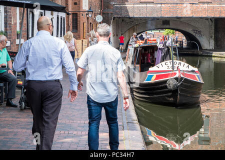 Stadt Grachten. Die Leute auf der Birmingham City Centre Pfad, ursprünglich ein leinpfad. Birmingham New Mainline Kanal an der Broad Street, Birmingham, Großbritannien Stockfoto