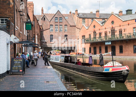 Mann eines abgetakelten 15-04 auf der Birmingham New Mainline Kanal neben der Birmingham City Centre. Die Broad Street Tunnel hinter, Birmingham, Großbritannien Stockfoto