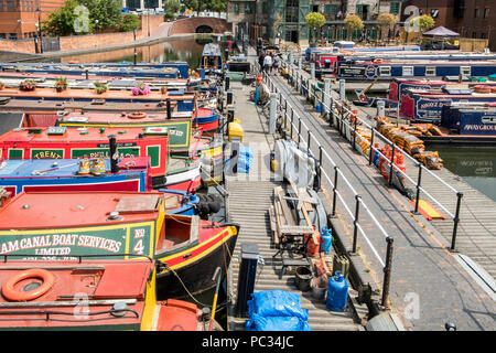 Günstig narrowboats auf Gas Street Basin auf der Birmingham New Mainline Canal, Birmingham, England, Großbritannien Stockfoto