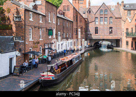 15-04 auf der Birmingham New Mainline Canal günstig neben der Birmingham City Centre Weg mit Tunnel hinaus Broad Street, Birmingham, Großbritannien Stockfoto