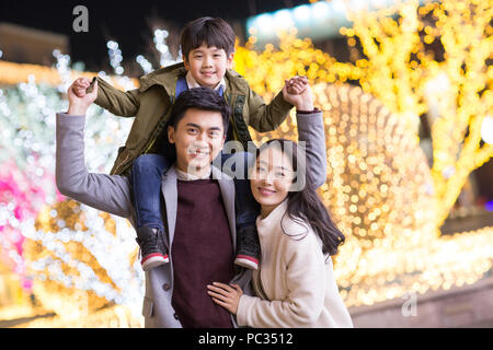 Portrait von fröhlichen jungen chinesischen Familie Stockfoto