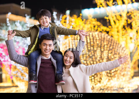 Portrait von fröhlichen jungen chinesischen Familie Stockfoto