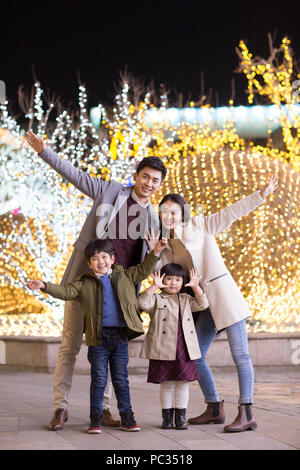 Portrait von fröhlichen jungen chinesischen Familie Stockfoto