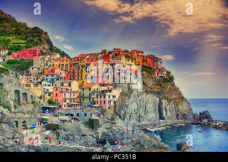 Manarola, Italien - 9. Juli 2018: Schöne Aussicht von Manarola, Cinque Terre, Ligurien, Italien. Die Menschen genießen einen Tag Sonne und Strand Stockfoto